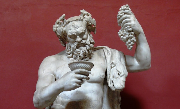 Estatua de mármol del dios Baco de la elaboración del vino