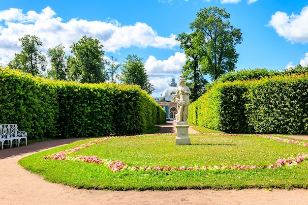 Estatua de mármol frente al pabellón de la gruta en el parque Catherine en Tsarskoye Selo en Pushkin Rusia