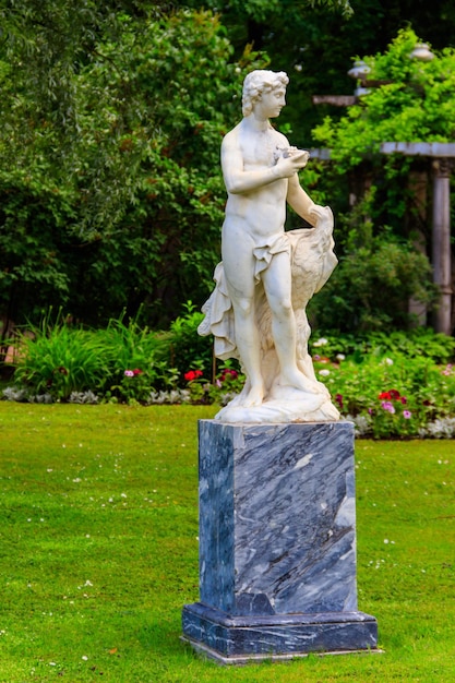 Estatua de mármol de Ganímedes en el parque de Catalina en Tsarskoye Selo en Pushkin Rusia