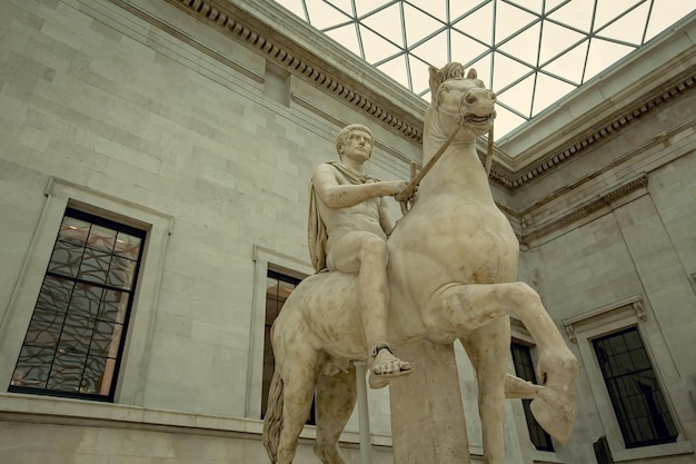 Estatua de mármol de un joven a caballo de Roma en el Museo Británico de Londres