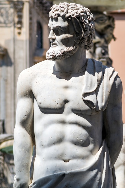 Estatua de mármol en Piazza Pretoria, Palermo, Sicilia