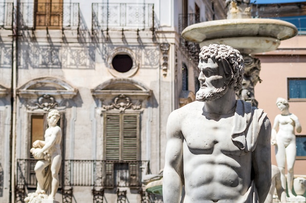 Estatua de mármol en Piazza Pretoria, Palermo, Sicilia