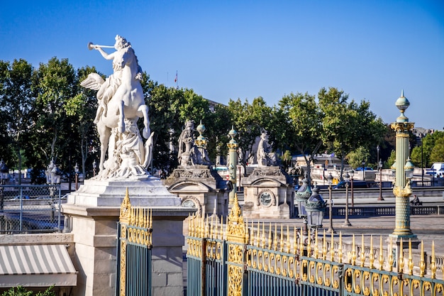 Foto estatua de mármol y la puerta de entrada del jardín de las tullerías, parís