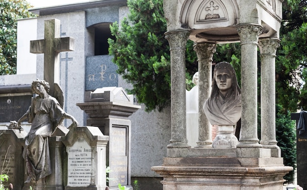 Estatua de más de 100 años. Cementerio ubicado en el norte de Italia.