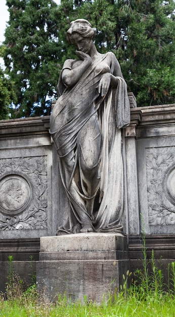 Estatua de más de 100 años. Cementerio ubicado en el norte de Italia.