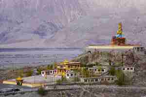 Foto la estatua más grande de maitreya buddha fue construida en 2006 en el monasterio de diskit, leh, ladakh, ind.