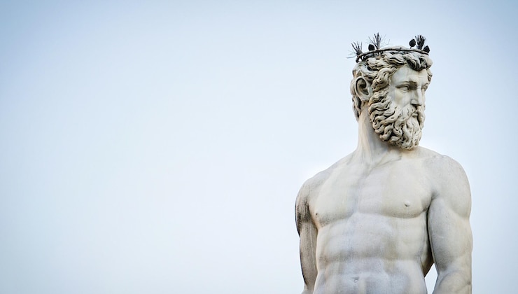 Foto estátua masculina contra o céu claro