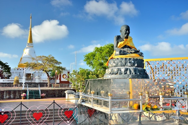 Estatua masculina en el templo de la pagoda khao tang kuan contra el cielo