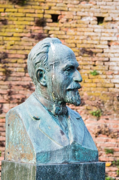 Foto estátua masculina velha contra a parede