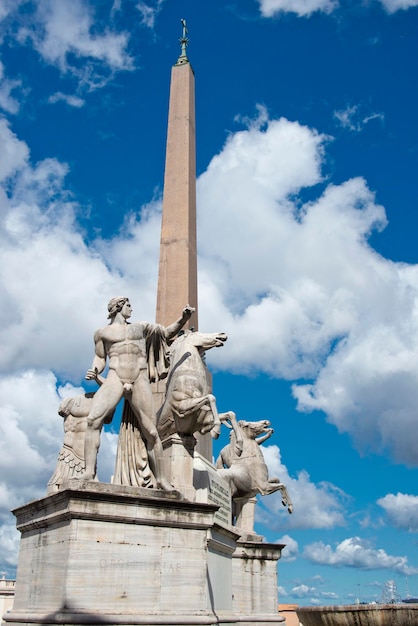 Estatua medieval de Roma con obelisco