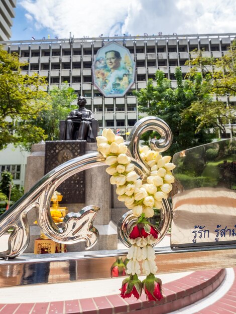 Foto estátua memorial do príncipe songkhla no centro do hospital siriraj bangkok tailândia