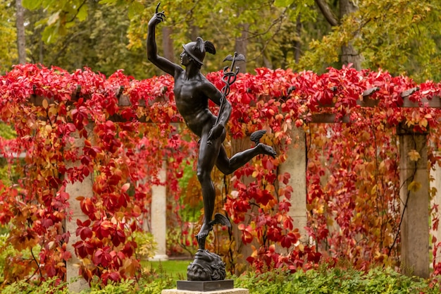 Estatua de Mercurio de principios del siglo XIX instalada en la residencia real de Oranienbaum