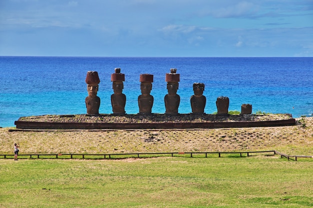 La estatua Moai en Ahu Nau Nau en la Isla de Pascua de Chile