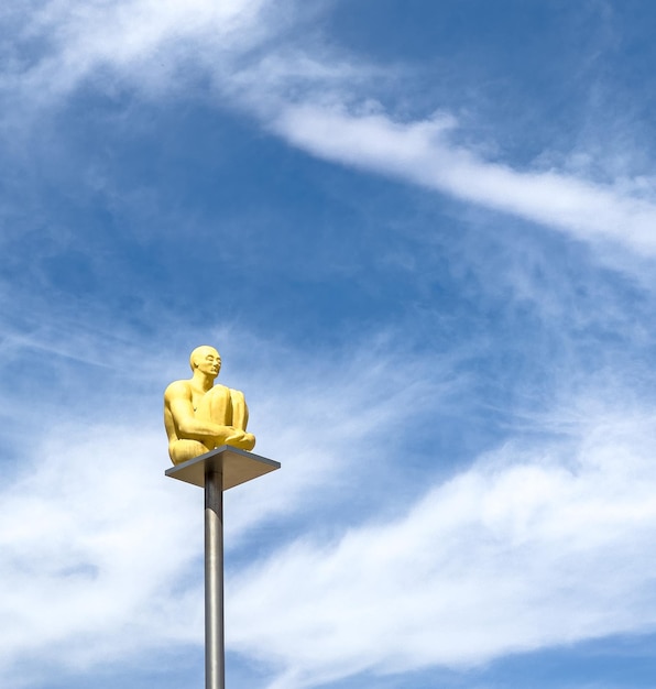 Estatua moderna sentada sola en la soledad concepto de arte de psicología