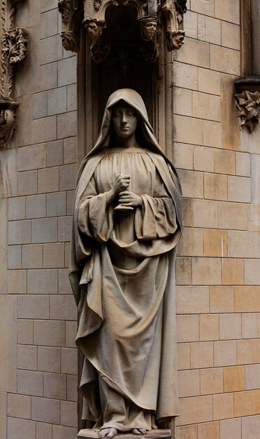 Una estatua de una monja en una iglesia