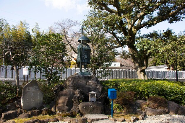 Foto estatua del monje kukai en daitou o gran pagoda de la paz del templo naritasan shinshoji para japoneses y extranjeros que visitan y rezan en chiba el 31 de marzo de 2019 en tokio japón