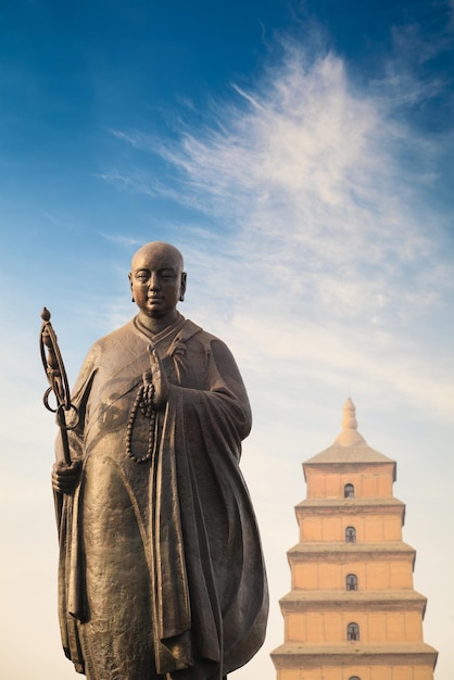 Estatua del monje xuanzang con gran pagoda de ganso salvaje en xianChina