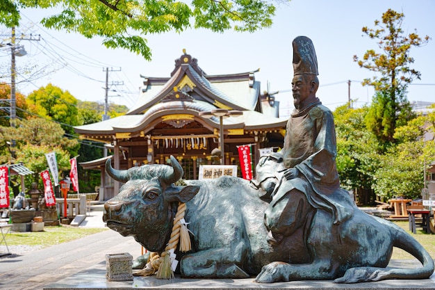 Estatua de montar vaca en el santuario de Japón