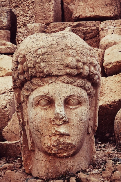 Estatua en el monte Nemrut en Turquía