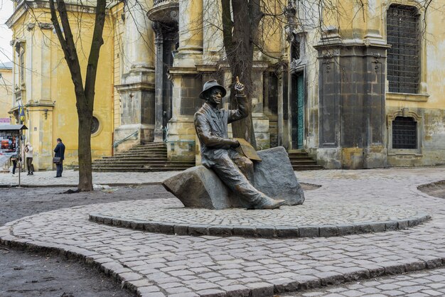 Estátua monumental nas ruas de Lviv, Ucrânia