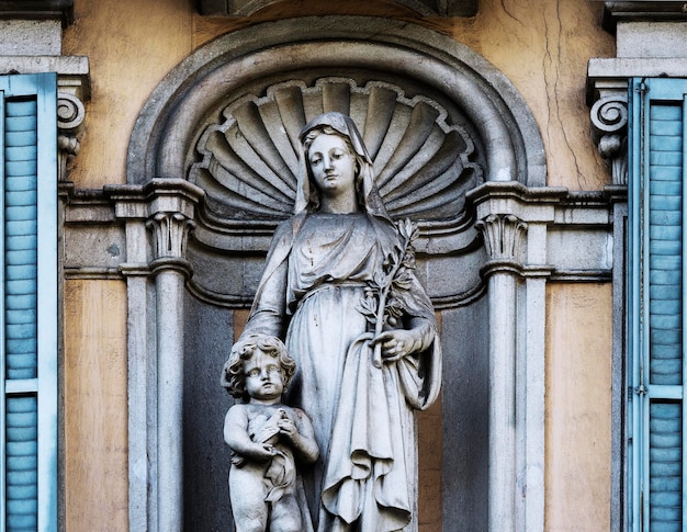 Una estatua de una mujer con un niño y un niño.