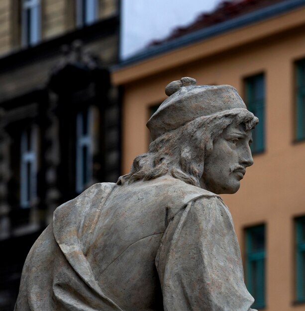 Una estatua de una mujer con sombrero