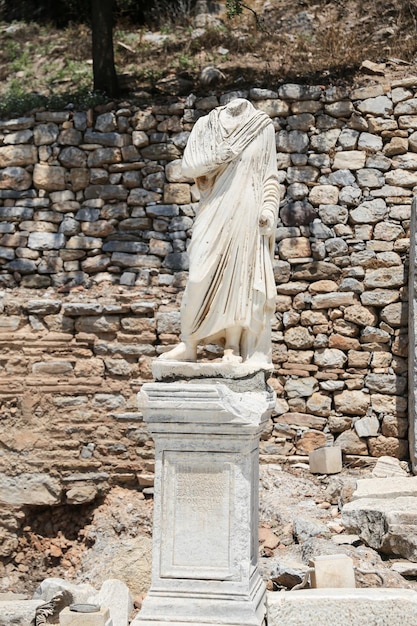 Foto estátua na cidade antiga de éfeso
