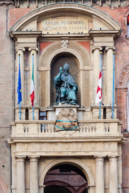 Estátua na fachada do palácio na cidade de Bolonha