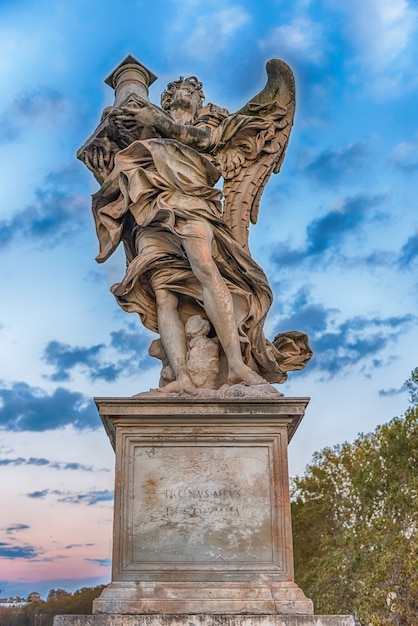 Estátua na Ponte de Sant'Angelo, no centro histórico de Roma, Itália