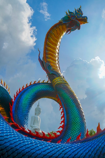 Estatua de Naga en la provincia de Mukdahan Tailandia.