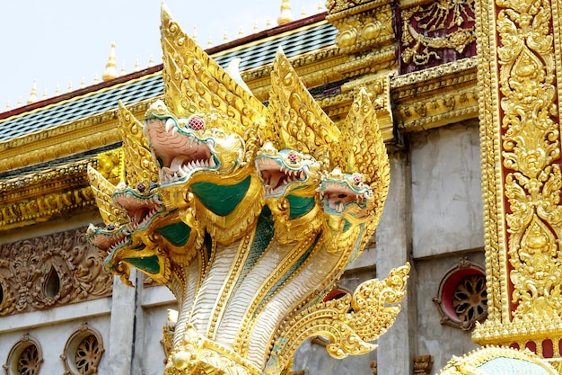 Estatua de Naga en un templo tailandés