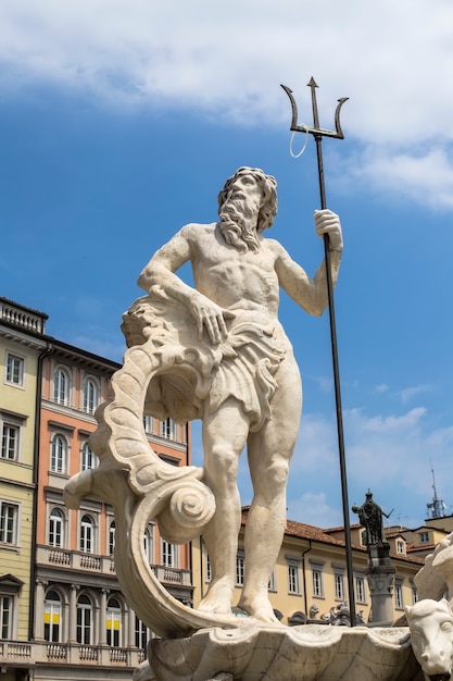 Estatua de Neptuno en la fuente en la piazza della Borsa en Trieste, Italia