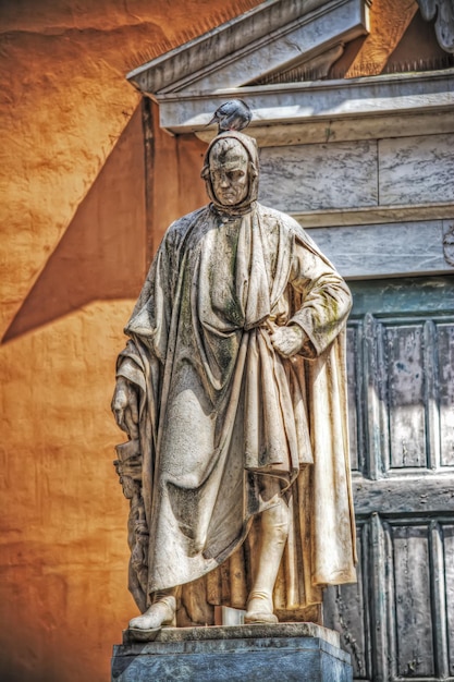 Estatua de Nicola Pisano en Pisa Italia