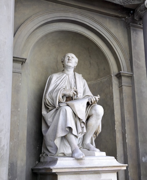 Foto estátua no duomo santa maria del fiore e no campanile. florença. interior interior. itália