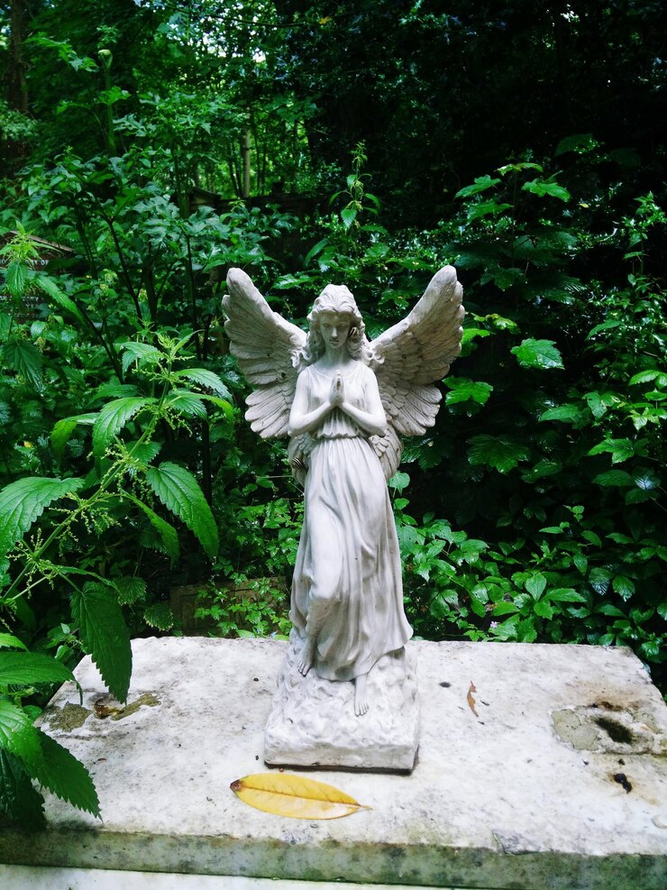 Foto estátua no meio das árvores no parque