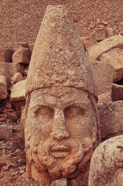 Foto estátua no monte nemrut na turquia