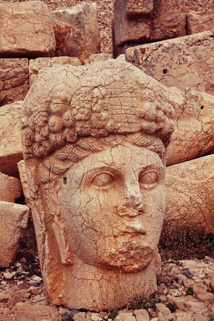 Foto estátua no monte nemrut na turquia