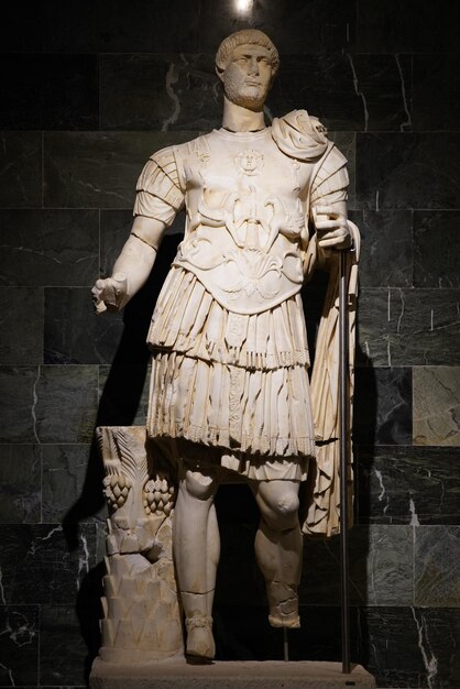 Foto estátua no museu arqueológico de antalya antalya turkiye.