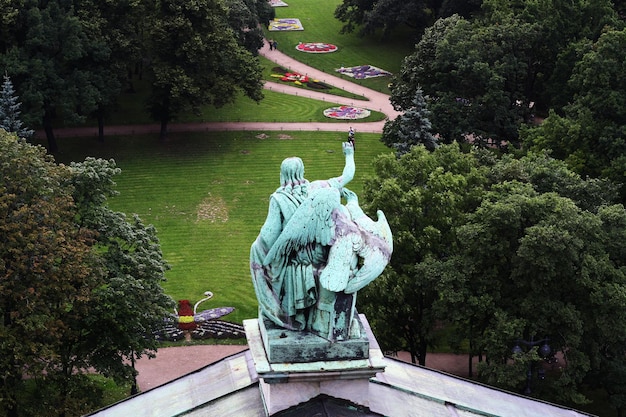 Estátua no museu vista de cima da cidade e do parque