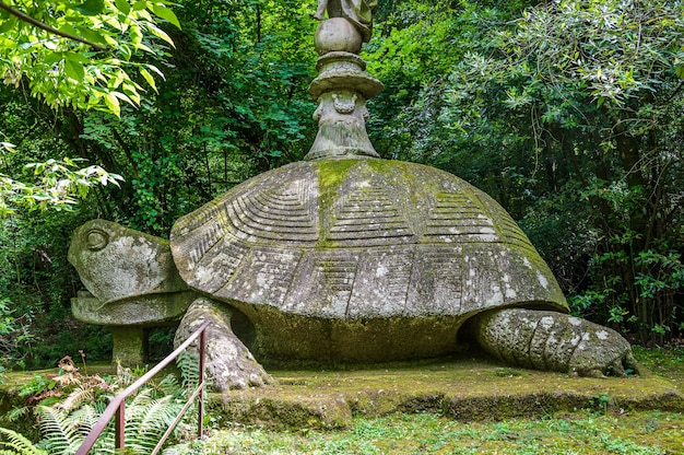 Estátua no Parque dos Monstros de Bomarzo, também denominado Bosque Sagrado. um jardim manierístico na Lazio, Itália