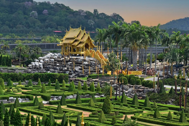 Foto estátua no zoológico para turistas imagens de elefantes e leõesfoto tirada em nong nooch