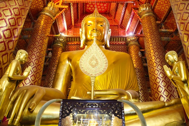 Estatua de oro grande de Buda en Wat Phananchoeng, Ayutthaya, Tailandia.