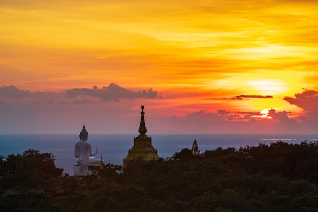 Estatua y pagoda de Buda en la alta montaña en el parque nacional de Phu-Lang-Ka, Tailandia.