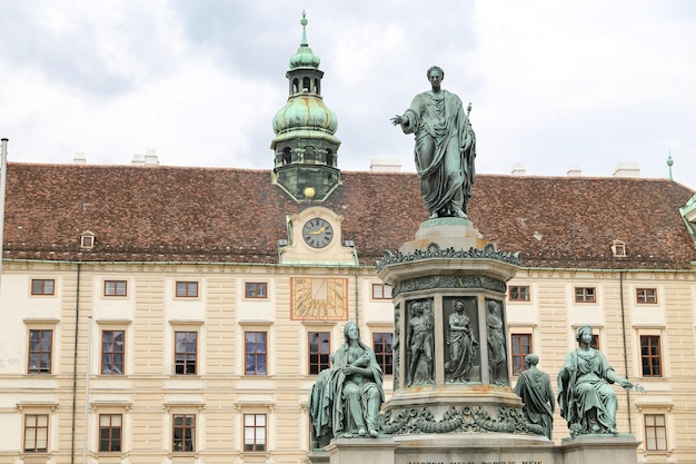 Estatua en el Palacio de Hofburg en Viena Austria