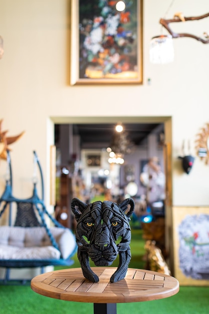 Una estatua de pantera negra se sienta en una sala de estar.