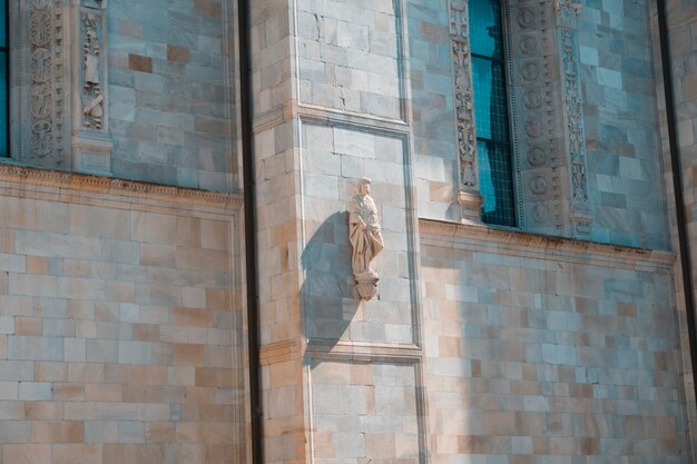 Estatua en la pared del edificio