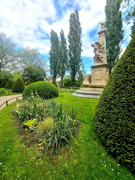 Una estatua en un parque con una estatua en primer plano