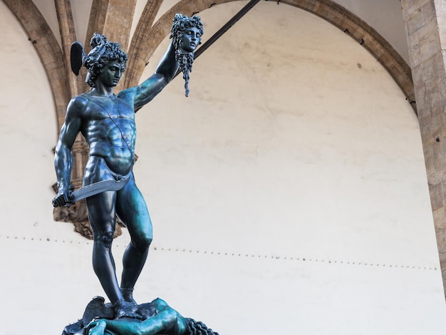 Estatua de Perseo con la cabeza de Medusa en la plaza