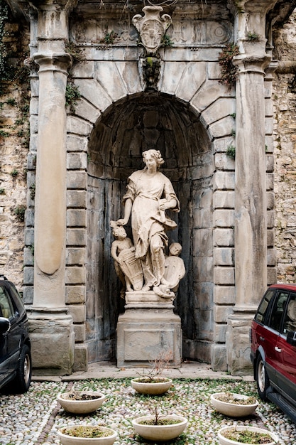 Estátua perto do palácio terzi bergamo itália