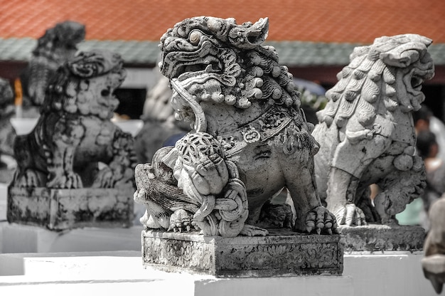 Estátua perto do templo budista Wat Arun em Bangkok, Tailândia.